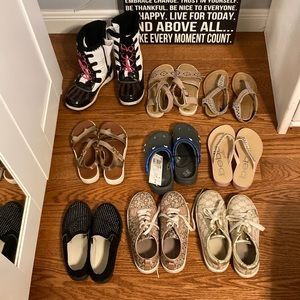 MICHAEL KORS, BEBE, TOTES GIRLS LOT OF SANDALS, sneakers and 1 pair of boots.